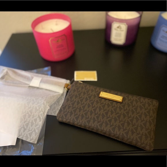 Michael Kors Jet Set Medium Wristlet Brown - Picture 2 of 7